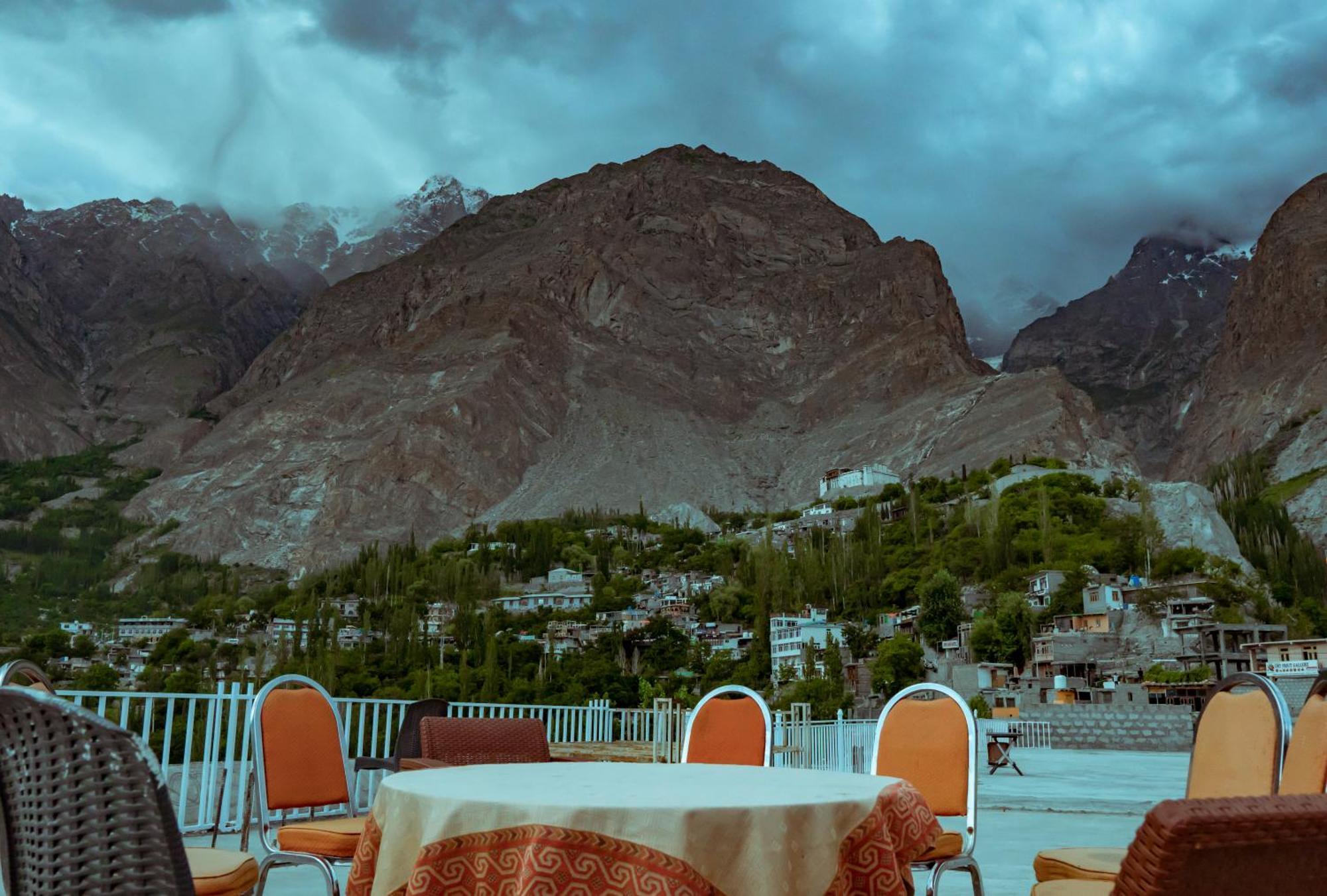 Hilltop Hotel, Hunza Karimabad  Exterior photo